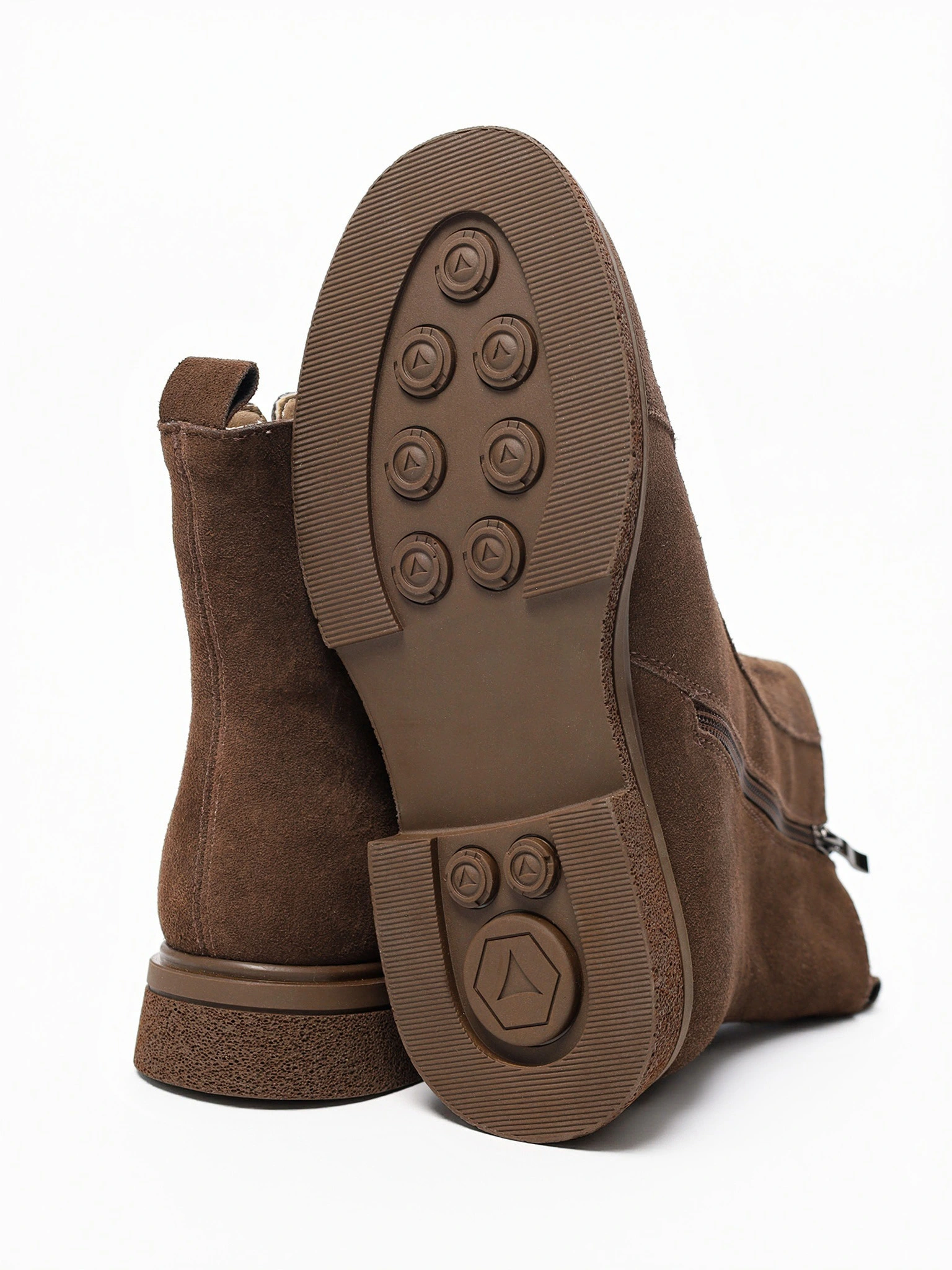 Ботинки коричневого цвета на низком каблуке